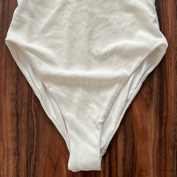 L*Space Phoebe One Piece Classic - Picture 9 of 16